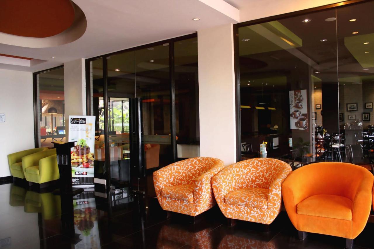 100 Sunset Kuta Hotel & Ballroom Екстериор снимка